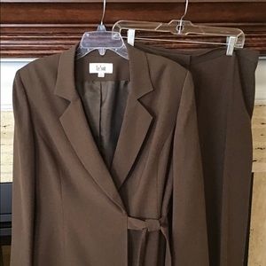 Ladies Le Suit size 14 pantsuit